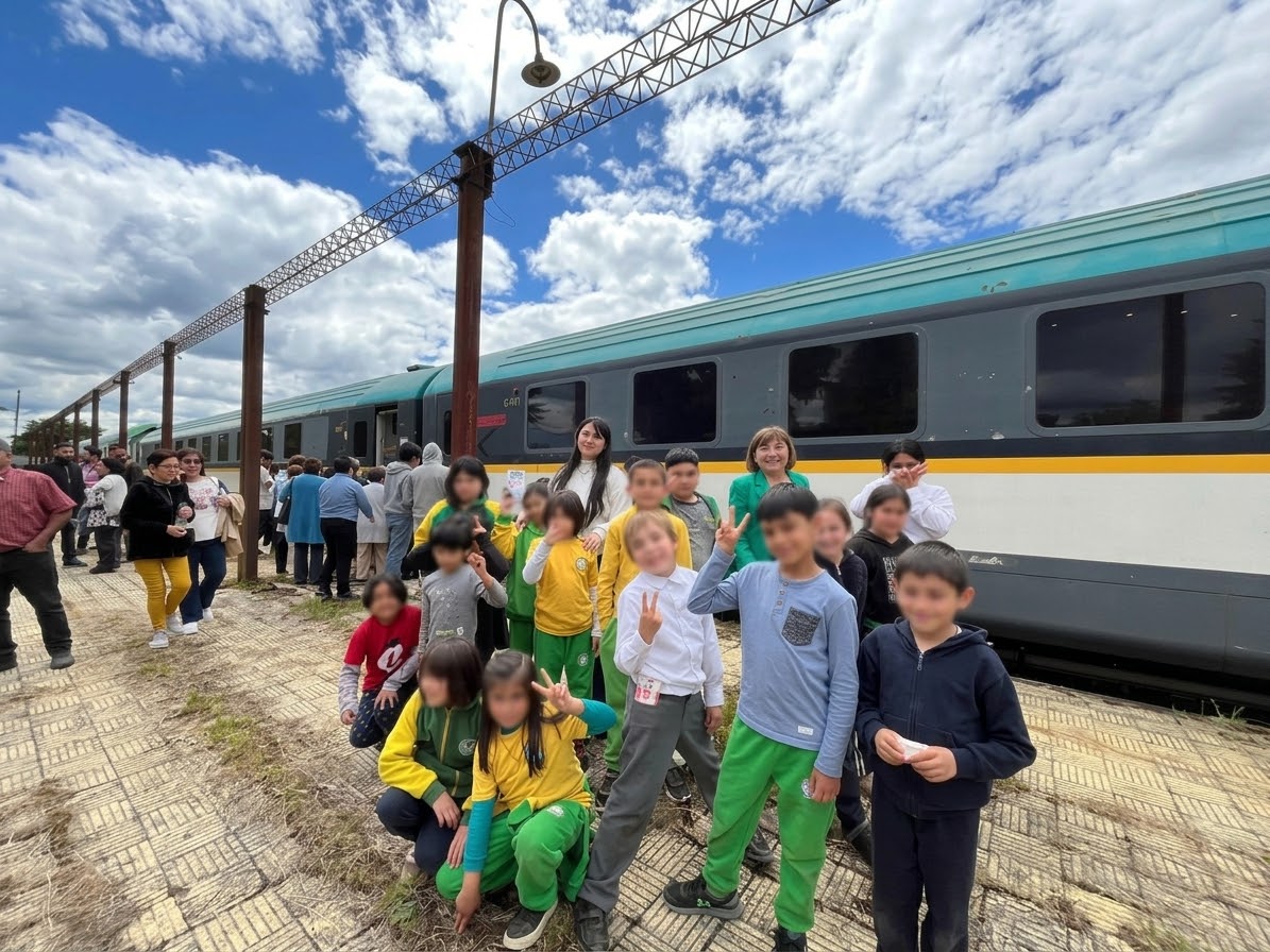 Estudiantes del colegio en una salida pedagógica junto al tren en Máfil-Antilhue