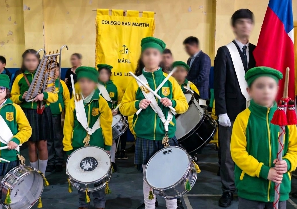 Banda escolar del Colegio San Martín de las Lomas en una presentación institucional