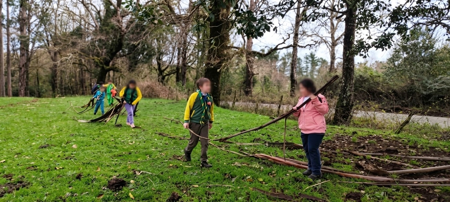Taller scout,: armando un refugio con ramas en el bosque nativo de Máfil