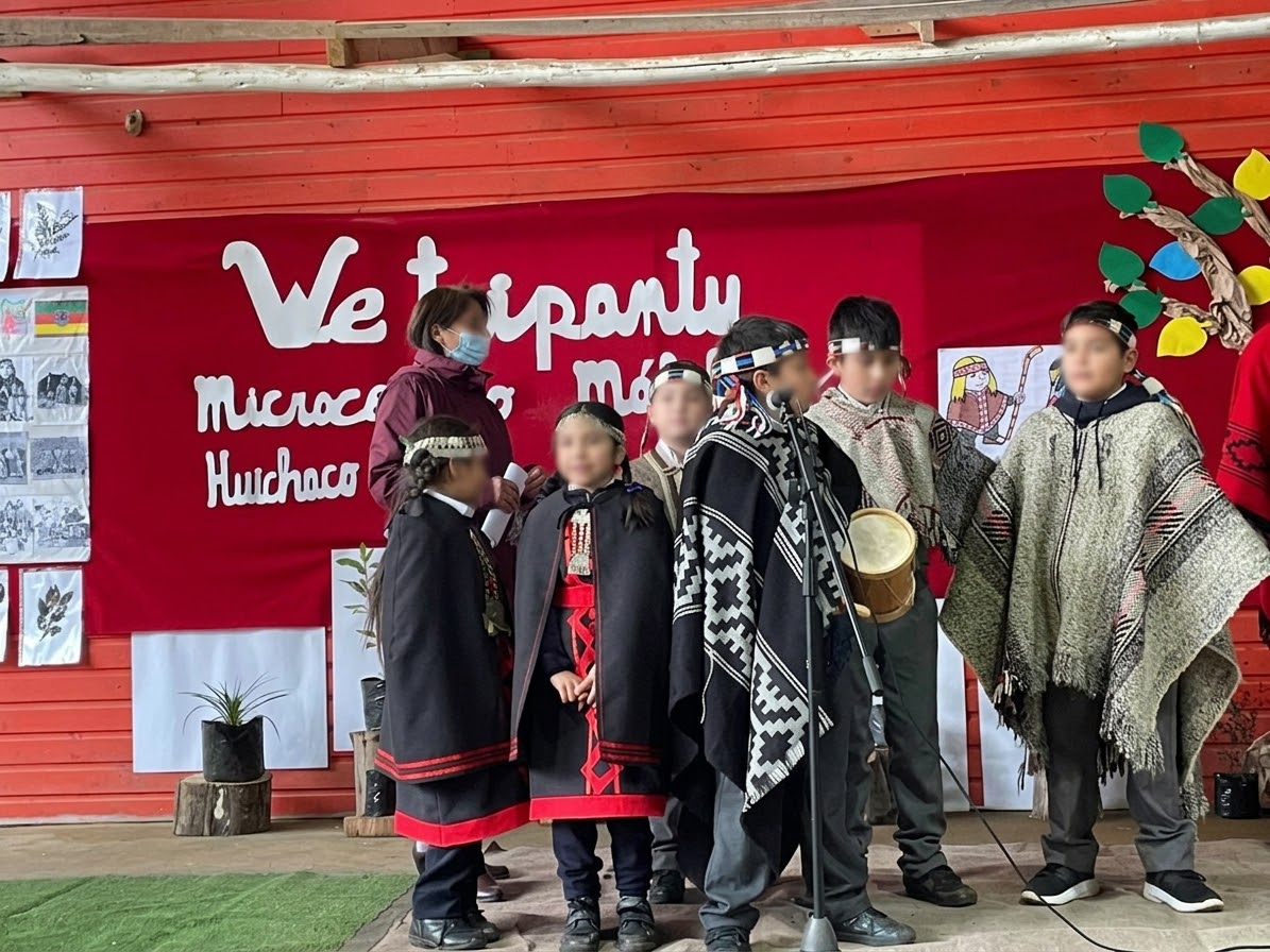 Estudiantes en la celebración del We Tripantu con presentaciones tradicionales