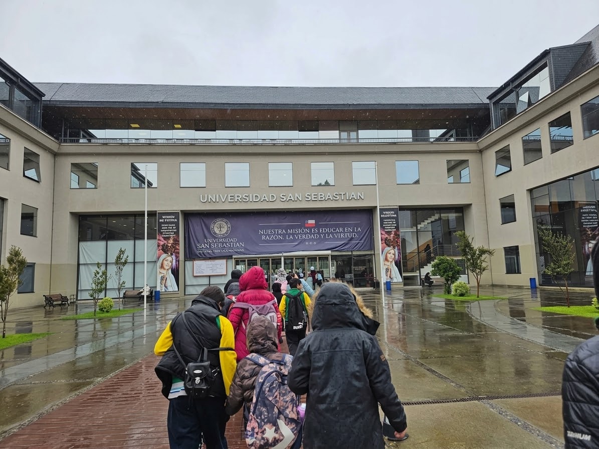 Estudiantes visitando las dependencias de la Universidad San Sebastián