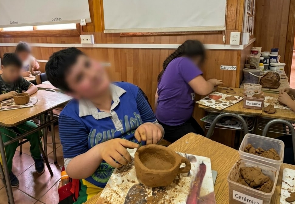 Estudiantes modelando con greda durante un taller de cerámica en el Colegio San Martín de las Lomas