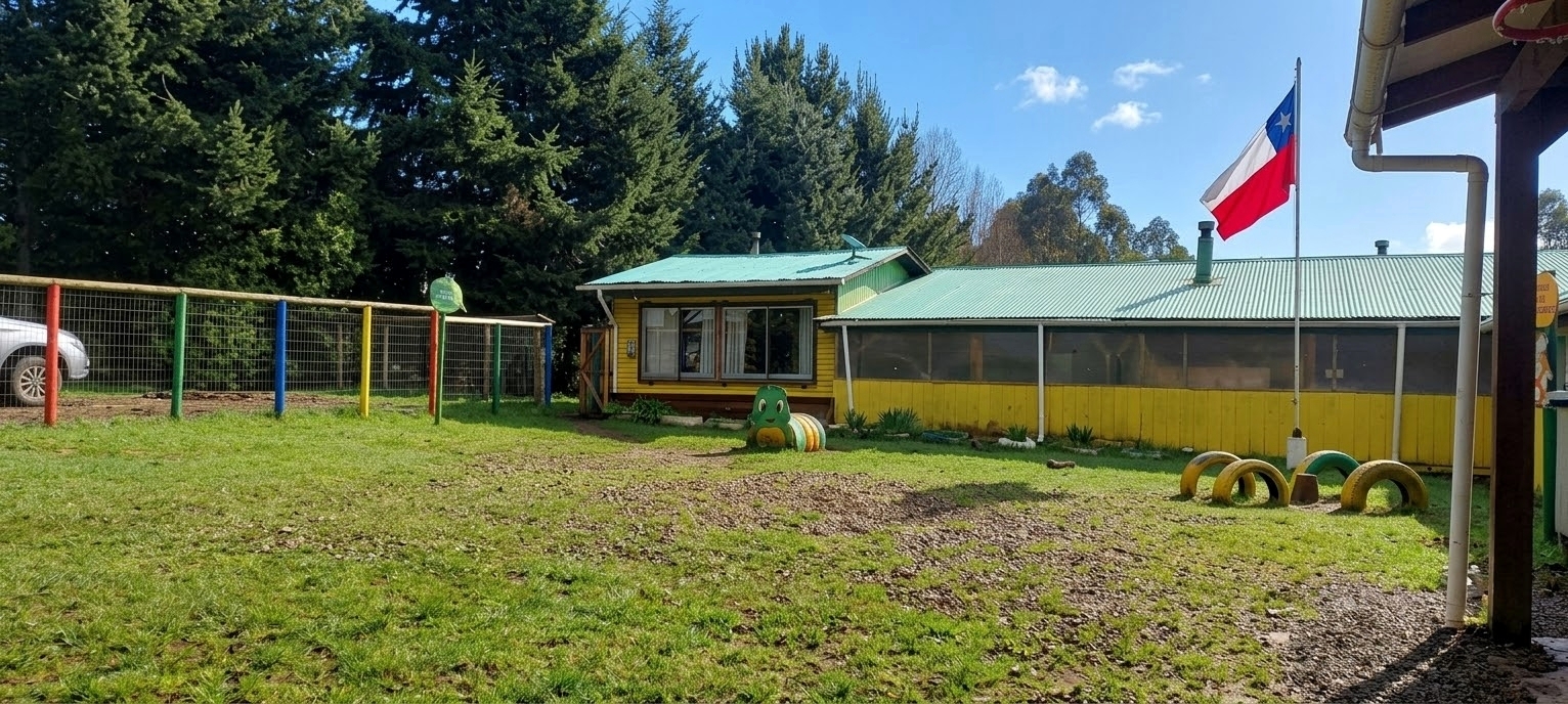 Exterior del colegio, fachada izquierda de la entrada principal.