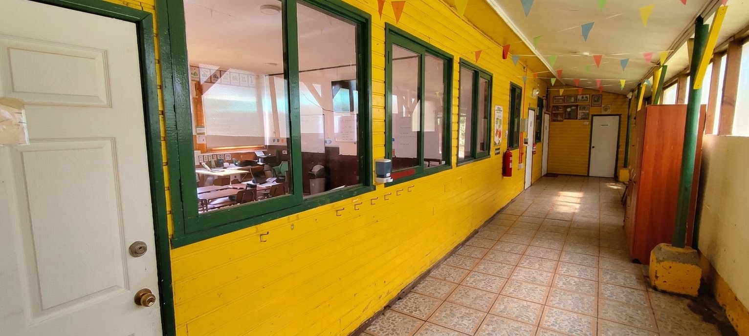 Pasillo interno del colegio, se ve sala de clases principal