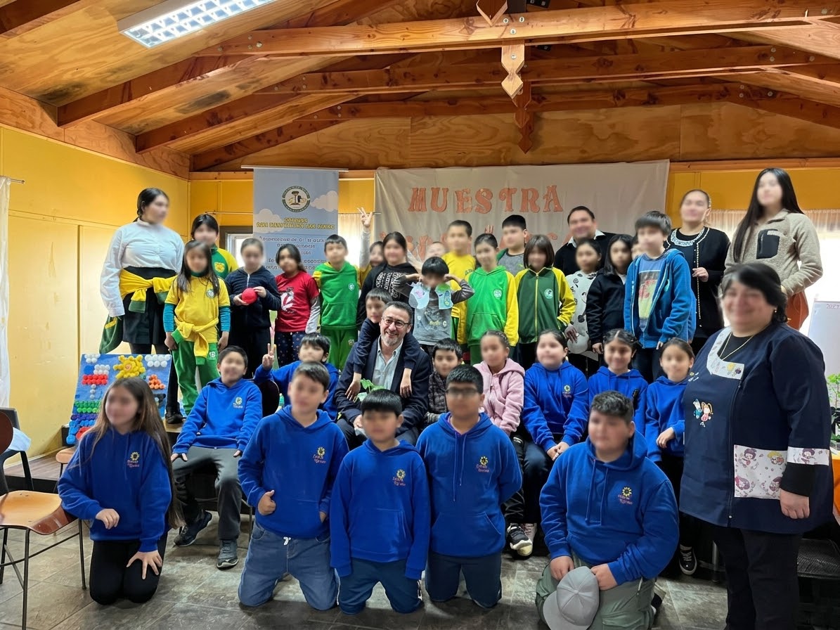 Estudiantes y equipo en la muestra de talleres pedagógicos del Colegio San Martín de las Lomas en Máfil