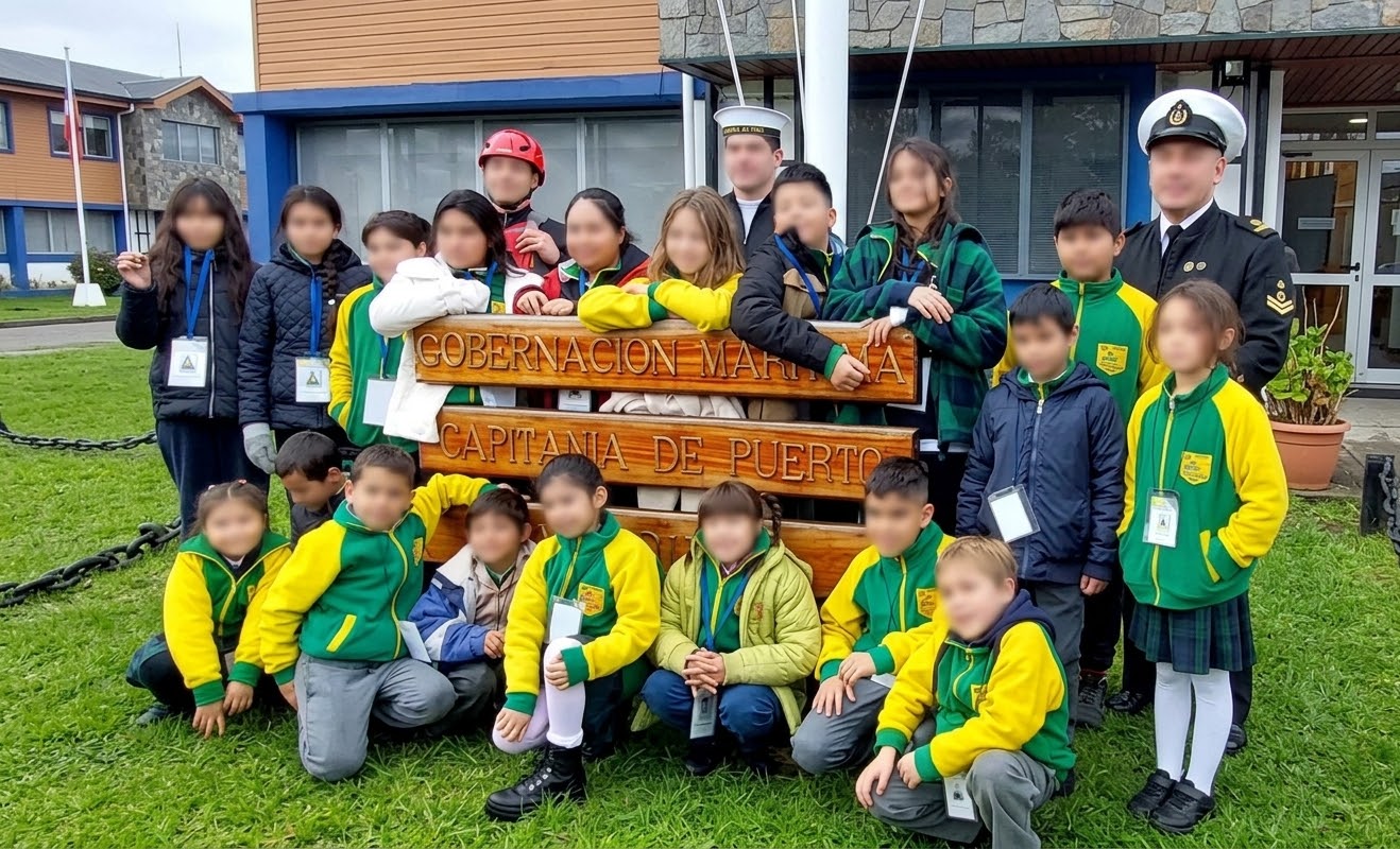 Estudiantes del Colegio San Martín de las Lomas durante una salida pedagógica en la Gobernación Marítima y Capitanía de Puerto
